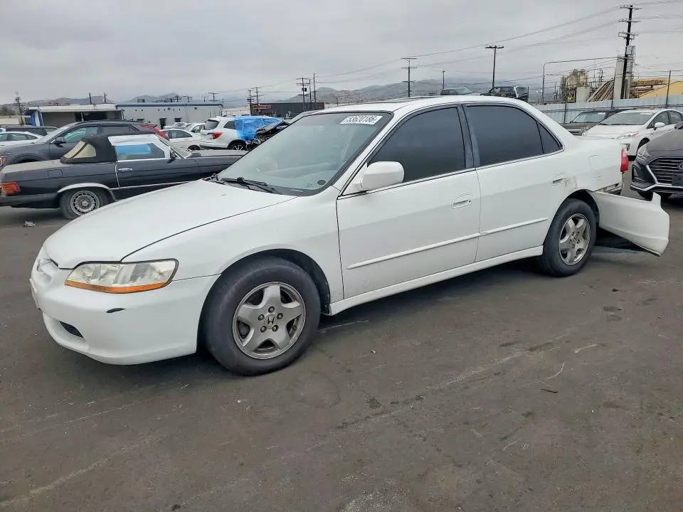 1HGCG1657YA082527