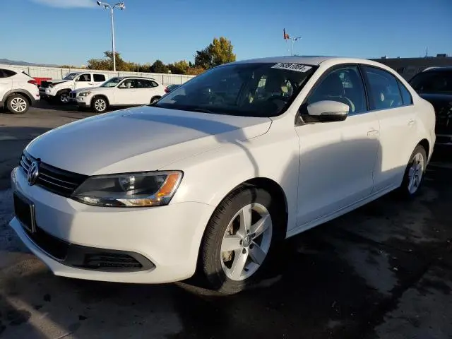 3VW3L7AJ4EM390185