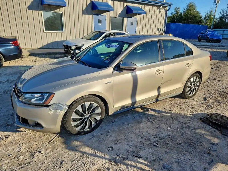 3VW637AJ8EM220375