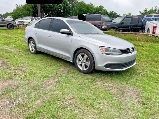 3VWLL7AJ5CM008100