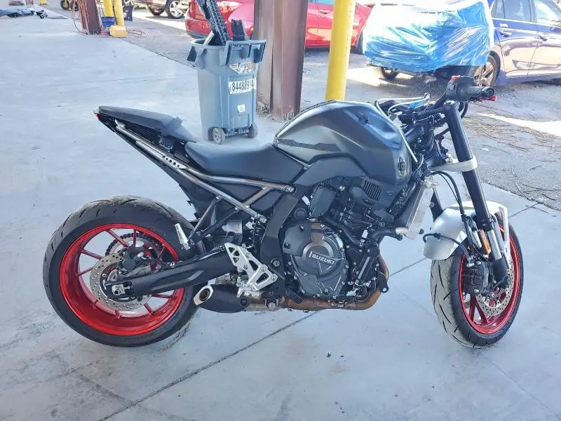 JS1EM13B9R7100674