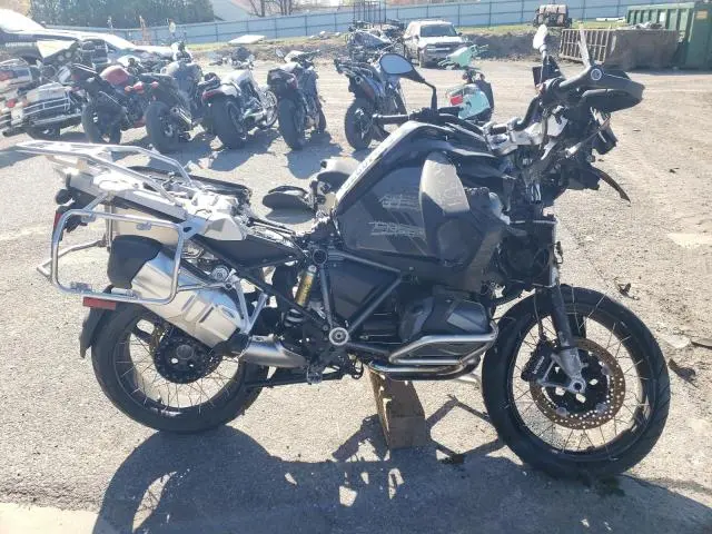 WB10M1300N6F88895