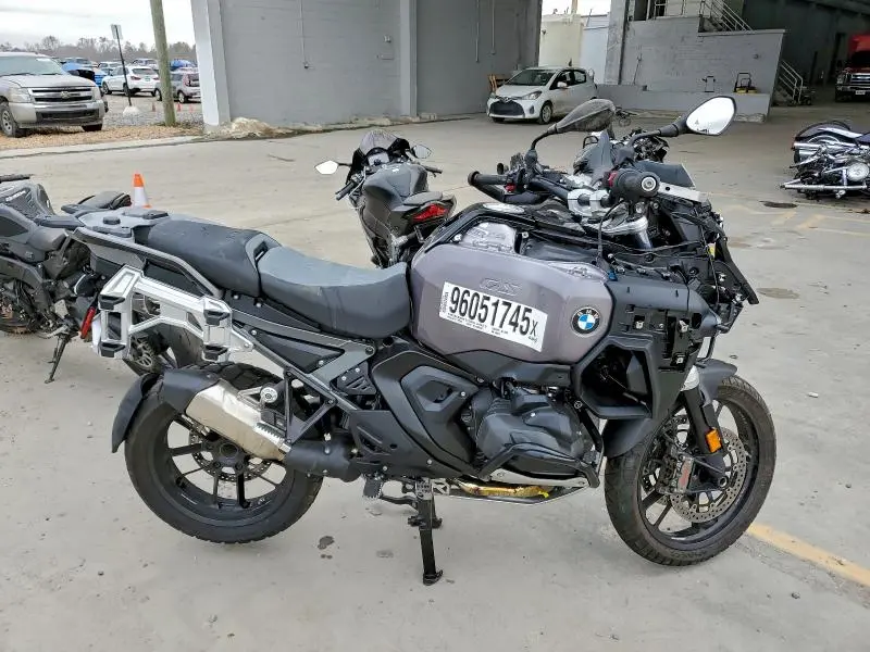 WB10M3303S6K82343